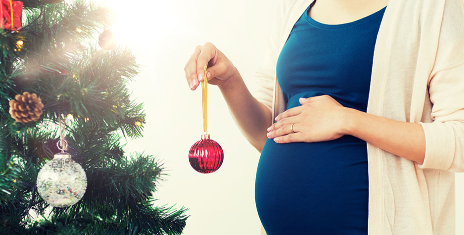 Femme enceinte et boule de Noël