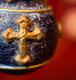 Boule de Noël avec une croix dessus